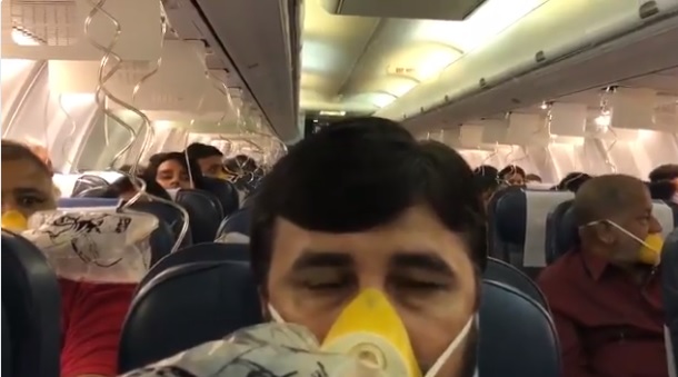 Los pasajeros tuvieron que usar las mascarillas de oxígeno.