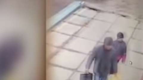 El hombre se detuvo en una tienda de dulces antes de llevarse al menor a su casa.