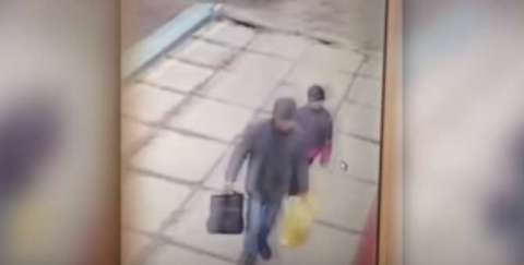 El hombre se detuvo en una tienda de dulces antes de llevarse al menor a su casa.