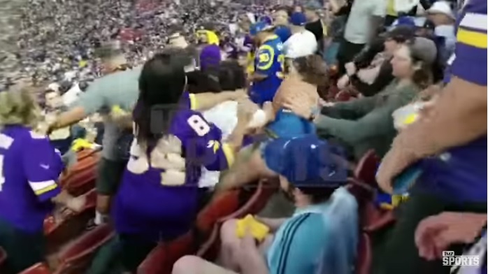 Fanáticos de Rams y Vikkings protagonizaron una pelea en Los Angeles Memorial Coliseum