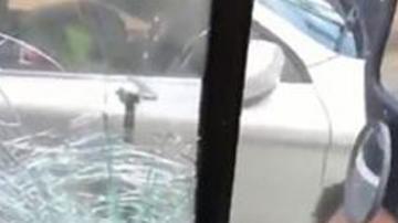 Una mujer ataque violentamente a un autobús.