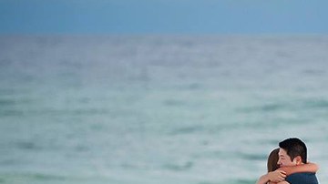 Misteriosa pareja se promete y sus fotos se hacen virales en Facebook.