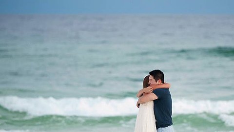 Misteriosa pareja se promete y sus fotos se hacen virales en Facebook.