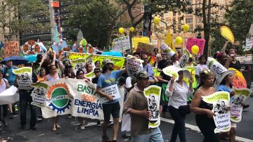 Activistas realizaron una protesta en Nueva York contra la contaminación ambiental.