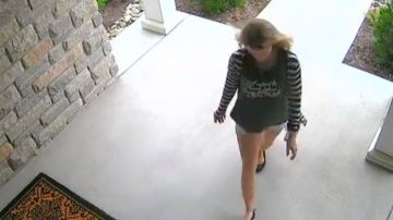 Una madre roba paquetes de sus vecinos.