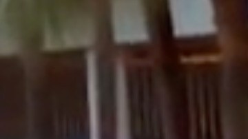 Un hombre pide ayuda a la policía para pedirle a su novia matrimonio.