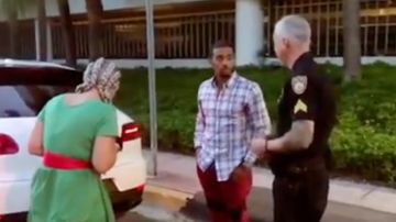 Un hombre pide ayuda a la policía para pedirle a su novia matrimonio.