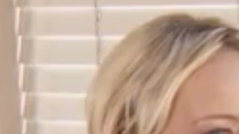 Una mujer de California se opera para rejuvenecer y lucir como si estuviera en secundaria.