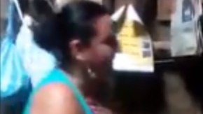 Una madre le canta a su hija en la fiesta de quinceañera.