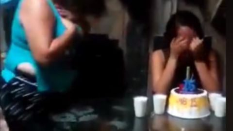 Una madre le canta a su hija en la fiesta de quinceañera.