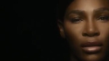 Serena Williams canta 'I Touch myself' con el torso desnudo por una gran causa.