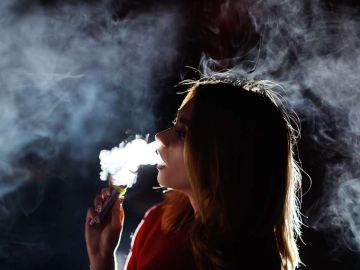 Los cigarrillos electrónicos son populares entre los adolescentes.