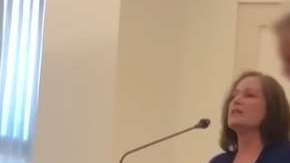 Denson acudió el domingo a “The Church of Jesus Christ of Latter-day Saints” en Chandler, Arizona.