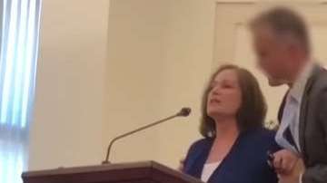 Denson acudió el domingo a “The Church of Jesus Christ of Latter-day Saints” en Chandler, Arizona.