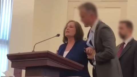 Denson acudió el domingo a “The Church of Jesus Christ of Latter-day Saints” en Chandler, Arizona.