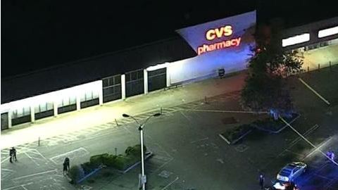 Hombre muere baleado en estacionamiento