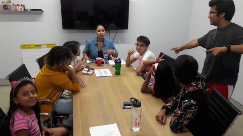 La organización LEA ofrece talleres y grupos de apoyo a niños y adolescentes.