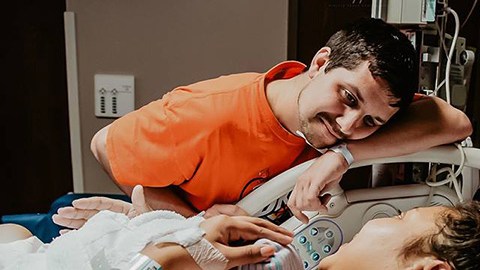 Este hombre llora de felicidad al ver a su mujer sonreír.