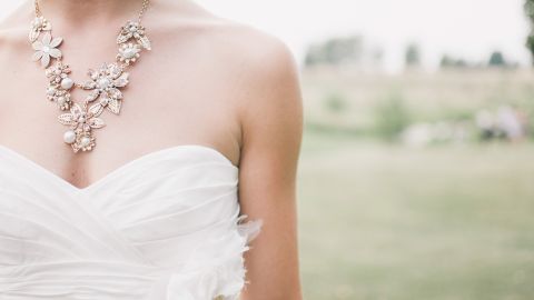 Impuesto escote vestido de novia