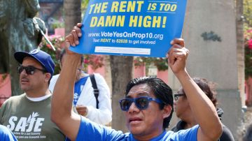 Por años los inquilinos han protestado los altos incrementos en diferentes comunidades de California. (Aurelia Ventura/La Opinión)