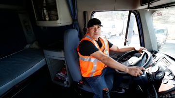 Carlos Revelo es uno de los muchos camioneros de Los Ángeles que tienen el TPS. (Aurelia Ventura/La Opinion)