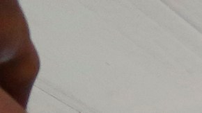 Uno de los chicos con un par de zapatos nuevos en la Misión Fred Jordan en Los Ángeles.