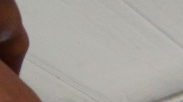 Uno de los chicos con un par de zapatos nuevos en la Misión Fred Jordan en Los Ángeles.