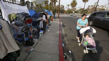 En Los Ángeles miles de personas viven en la calle debido a los problemas económicos en los últimos dos años.(Aurelia Ventura/La Opinion)