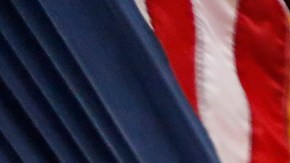 Armas devueltas por personas en intercambio por tarjetas de regalo.