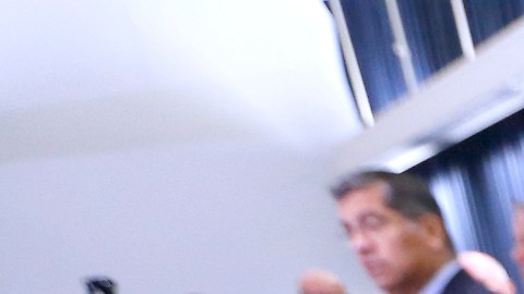 Armas en despliegue durante una conferencia de prensa en Los Angeles. (Aurelia Ventura/La Opinion)