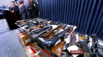 Armas en despliegue durante una conferencia de prensa en Los Angeles. (Aurelia Ventura/La Opinion)