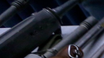 La posesión de armas en el hogar aumenta el riesgo de homicidio. (Aurelia Ventura/La Opinión)