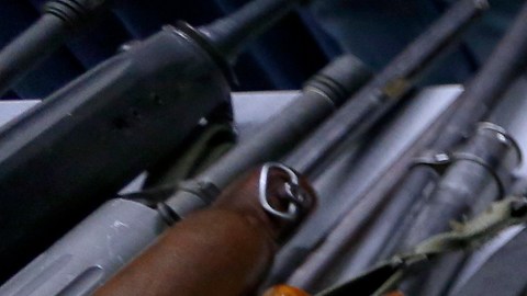 La posesión de armas en el hogar aumenta el riesgo de homicidio. (Aurelia Ventura/La Opinión)