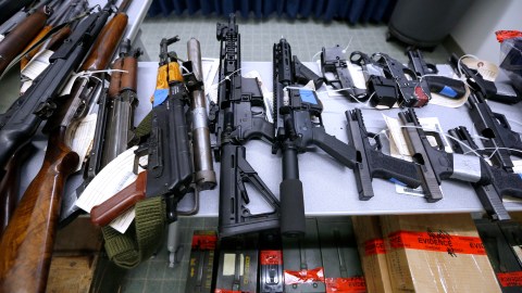 La posesión de armas en el hogar aumenta el riesgo de homicidio. (Aurelia Ventura/La Opinión)