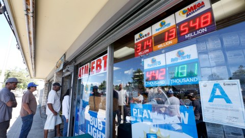 Una larga fila de clientes esperaba comprar su boleto para el sorteo. / Aurelia Ventura.