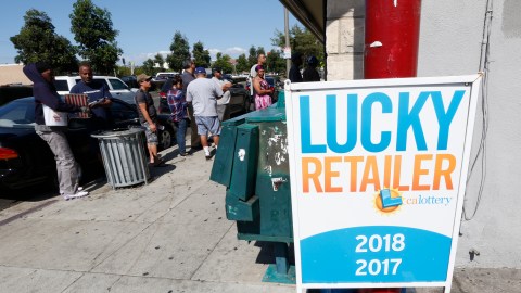 Los jugadores de lotería buscan locales donde se vendieron boletos ganadores.