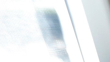 Karla Espinoza muestra una foto de su madre, Josefina Espinoza. (Aurelia Ventura/La Opinion)