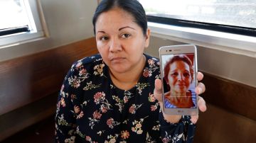Karla Espinoza muestra una foto de su madre, Josefina Espinoza. (Aurelia Ventura/La Opinion)