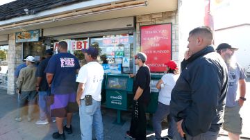 Una fila de personas espera comprar boletos de lotería en Hawthorne. en L.A.