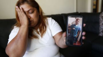 María Vásquez muestra una foto de su hijo y dice que ahora último no la han dejado verlo en el centro de detención. / foto: Aurelia Ventura.