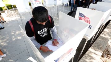 10/24/18 / LOS ANGELES/First time voters students and LAUSD students visit the Los Angeles County Registrar Recorder headquarters in Norwalk to cast their vote. More than 400 hundred students from LAUSD traveled by bus to attend a Ready to Vote Party hosted by Power California, a multi-ethnic civic engagement organization working to mobilize young people of color. (Aurelia Ventura/La Opinion)