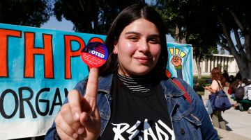 Fabiola Argueta de 18 años muestra el sticker que le dieron tras emitir su voto. / foto: Aurelia Ventura.