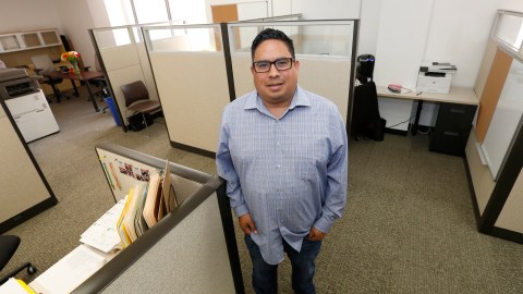 10/25/18 / LOS ANGELES/Richard Lucero, Senior Staff Attorney, discusses CHIRLAÕs new office in Downtown Los Angeles. (Aurelia Ventura/La Opinion)