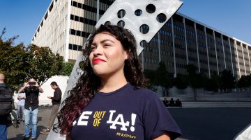 Claudia Rueda, de 23 años y estudiante de Cal State Lo Angeles, present una demanda contra DHS ayer en Los Ángeles, alegando que el gobierno federal le niega la oportunidad de presentar solicitud de DACA.  (Aurelia Ventura/La Opinion)