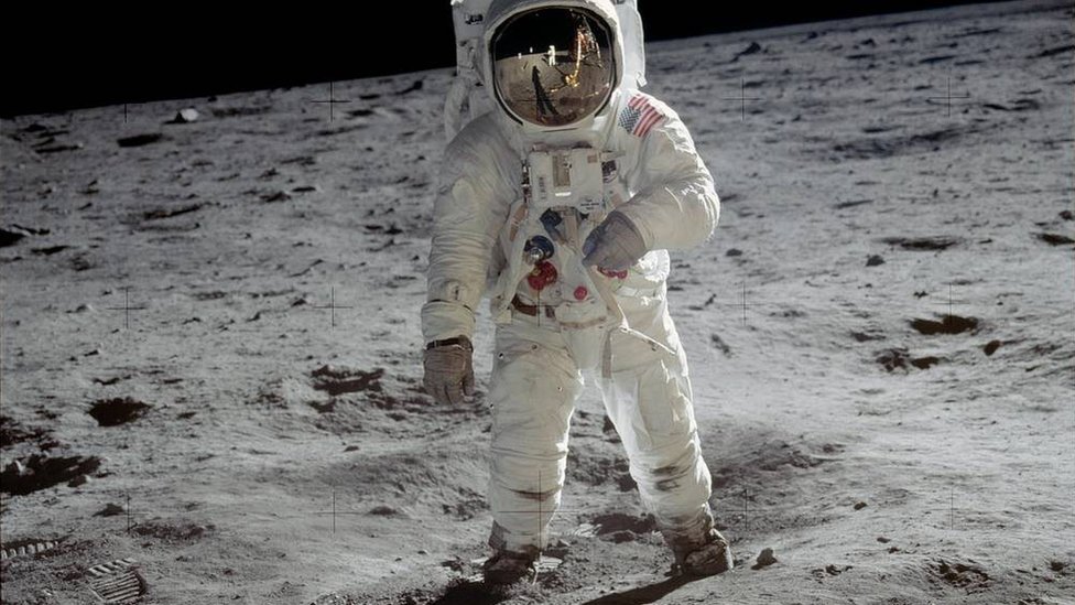 Neil Armstrong tomó esta foto de Buzz Aldrin, luego de que ambos se convirtieran en los primeros seres humanos en caminar por la superficie lunar, el 20 de enero de 1969.