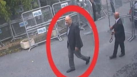 Este es el momento en que Jamal Khashoggi ingresa al consulado de Arabia Saudita el pasado 2 de octubre.