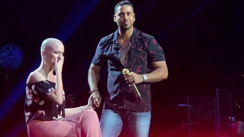 Romeo Santos junto a una sobreviviente de cáncer