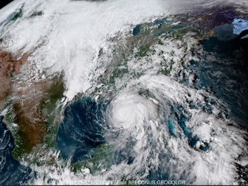 Una imagen satelital geo-color del huracán Michael cerca de Florida.