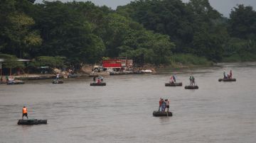 Migrantes hondureños cruzan el río Suchiate, en la frontera de México y Guatemala.