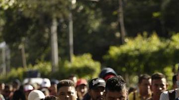 Cientos de salvadoreños en su ruta hacia México.